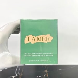 💹50✍️专柜版本
海蓝之谜紧致美颈霜50ml🔜AA9编码！Lamer颈霜|颈纹女孩会救星🥰今年趁着打折入手了两瓶海蓝之谜的颈霜！！因为家族遗传的原因我的颈纹一直挺重的但是!!用完一瓶之后我以为要伴随我一生的颈纹!它淡化了!!!暴哭。我没指望用完颈纹能完全消失💥但是真的是肉眼可见的淡化掉了！使用感:啫喱质地的霜，特别的滋润，用完以后会成膜。感觉里面还有丰富的油脂，因为我在手上试用的时候洗手会有小水珠香味很浓郁，是lamer最经典的花香味与蜂蜜味道的混搭。用的时候一定要搭配官网给的按摩手法!!手法我放在在p5啦！按摩完以后真的会有提拉的效果颈纹女孩们!买它!!💢