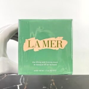 💹50✍️专柜版本
海蓝之谜紧致提升精华面膜50ml🔜A41编码！lamer海蓝之谜紧致提升精华轮廓面膜，我觉得这款面膜是lamer家最最值得入手的产品，甚至胜过精华面霜!俗称轮廓面膜，我的这瓶是50ml，配刷子✔很耐用✔
官方介绍是紧致提升、精致轮廓、唇夜修复!味道是淡淡的香味，质地是浅绿色细腻乳霜质地，比乳霜黏一点点，毕竟是面膜。LA MER海蓝之谜紧致提升精华面膜保湿修护紧致涂抹面膜。💢