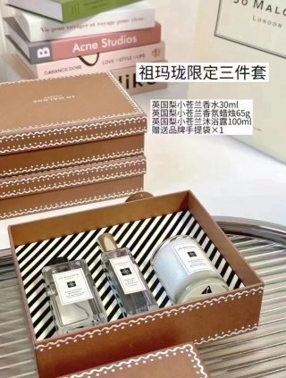 💹70✍️专柜版本
祖马龙明星香氛三件套,英国梨香水30ml, 英国梨蜡烛65g,英国梨沐浴露100ml