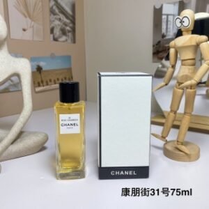 💹55✍️专柜版本
康朋街31号75ml
香奈儿珍藏系列-
Chanel Les Exclusifs de Chanel 31 Rue Cambon,2007
品牌：香奈儿
调香师：Jacques Polge
属性：女香
香调：西普木质调
前调：香柠檬胡椒绿叶
中调：鸢尾花依兰玫瑰
后调：广藿香劳丹脂
