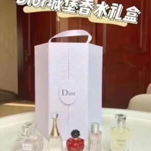 💹90✍️专柜贵版，(打码4D01)
迪奥城堡香水五件套/经典款，迪奥香水小样五件套城堡款，送你一座城堡打开一扇香水之窗这是一座只属于你这位仙女的城堡。迪奥真我5ml+花漾甜心小姐7.5ml+毒药女孩5ml+Joy悦之欢5ml+韵淡女士7.5ml。迪奥城堡香水5件套。