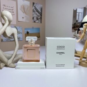 💹65✍️专柜版本
香奈儿木盒礼盒可可小姐/Coco浓香100ml
Chanel Coco Mademoiselle,2001
品牌：香奈儿
调香师：Jacques Polge
属性：女香
香调：花香东方调
前调：橙子橘子香柠檬橙花
中调：玫瑰茉莉含羞草依兰
后调：广藿香麝香香草香根草零陵香豆
红没药