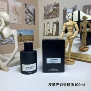 💹45✍️专柜版本
TF光影皮革/皮革之影香精版香水100ml
🔜 一比一质量❗️ 汤姆·福特光影皮革香精版100ml
Tom Ford Ombre Leather Parfum,2021
品牌:汤姆福特
属性:中性香
香调:皮革调
前调:紫罗兰叶雪松
中调:茉莉鸢尾根
后调:皮革木质香烟草