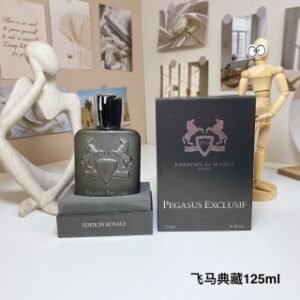 💹65✍️专柜版本
玛丽之香飞马典藏/赫洛德典藏 香水125ml
Parfums de Marly Pegasus Exclusif,2020
品牌：瑪麗之香
属性：男香
香调：木质东方调
前调：小豆蔻天芥菜粉红胡椒香柠檬
中调：杏仁薰衣草茉莉天竺葵
后调：香草愈创木沉香（乌木）檀香木琥珀