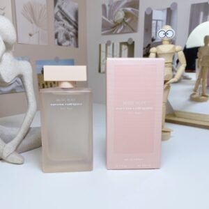 💹50✍️专柜版本
纳西素裸色迷情100ml
Narciso Rodriguez For Her Musc Nude,2024
品牌：纳西索·罗德里格斯
调香师：Sonia Constant
属性：女香
香调：花香调
前调：白色花系茉莉粉红胡椒
中调：麝香橙花玫瑰
后调：零陵香豆广藿香雪松

👉