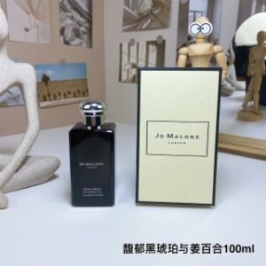 💹55✍️专柜版本
祖马龙馥郁典藏黑琥珀与姜百合香水100ml
🔜 一比一质量❗️馥郁黑琥珀与姜百合100ml
祖玛珑馥郁典藏系列
Jo Malone Dark Amber Ginger Lily,2008
品牌：祖马龙
调香师：Jo Malone
属性：女香
香调：木质东方调
前调：生姜小豆蔻粉红胡椒
中调：睡莲兰花茉莉玫瑰
后调：檀香木龙涎香乳香广藿香皮革