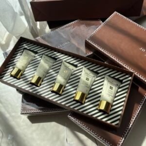 💹50✍️专柜版本，
祖马龙护手霜五件套圣诞明星限量30ml×5，内含护手霜：英国梨×2 牡丹 青柠 天竺葵 ，配礼袋+中文标 件36