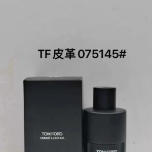 💹45✍️专柜版本
TF皮革之影香水100ml!(2018)是一款黑色皮革香型的中性香水100ml,TF这是一款新的香水。Ombré Leather (2018)是在2018年推出的。前调是豆蔻; 中调是沙巴茉莉 和 皮革; 基调是广藿香, 琥珀 和 苔藓。