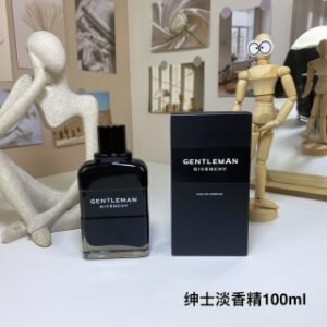 💹50✍️专柜版本
纪梵希绅士淡香精100ml
Givenchy Gentleman Eau de Parfum,2018
品牌：纪梵希
调香师：Olivier Cresp
Nathalie Lorson
属性：男香
香调：芳香木质调
前调：胡椒薰衣草香柠檬
中调：鸢尾根公丁香肉桂
后调：香草妥鲁香脂零陵香豆安息香脂
广藿香