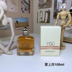 💹50✍️专柜版本
阿玛尼爱上你100ml
Giorgio Armani Emporio Armani In Love With You,2019
品牌：阿玛尼
属性：女香
香调：果香花香调
前调：树莓黑加仑酸樱桃
中调：玫瑰茉莉苦艾
后调：广藿香
