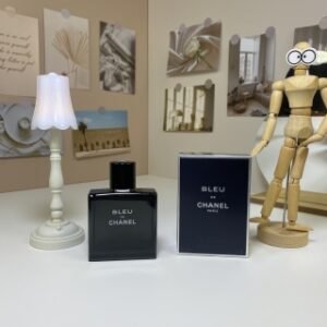 💹55✍️明通版本
香奈儿蔚蓝淡香水50ml/明通版
🔜 明通版.高质量❗暗码✅淡香
🇫🇷CHANEL/香奈儿淡香蔚蓝50ml
Chanel Bleu de Chanel,2010
品牌：香奈儿
调香师：Jacques Polge
属性：男香
香调：芳香木质调
前调：葡萄柚柠檬薄荷粉红胡椒
中调：生姜肉豆蔻茉莉龙涎酮
后调：焚香香根草雪松檀香木广藿香
劳丹脂麝香