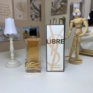 💹45✍️专柜版本
圣罗兰淡香自由至上(自由之水)清新版90ml
YSL Yves Saint Laurent Libre Eau de Toilette,2021
品牌:圣罗兰
调香师:Anne Flipo
Carlos Benaim
属性:女香
香调:花香调
前调:薰衣草香柠檬橘子
中调:橙花茉莉花茶茉莉
后调:麝香香草龙涎香