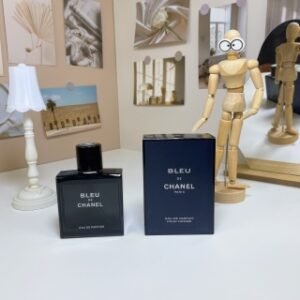 💹55✍️明通版本
香奈儿蔚蓝浓香水50ml/明通版
🔜 明通版.高质量❗暗码✅浓香
🇫🇷CHANEL/香奈儿蔚蓝浓香50ml
Chanel Bleu de Chanel Eau de Parfum,2014
品牌：香奈儿
调香师：Jacques Polge
属性：男香
香调：芳香木质调
前调：葡萄柚柠檬薄荷粉红胡椒香柠檬醛
芫荽
中调：生姜肉豆蔻茉莉香瓜
后调：焚香琥珀雪松檀香木广藿香
琥珀木劳丹脂