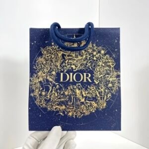 💹95✍️专柜版本
迪奥口红三件套礼盒装🔜迪奥王牌口红3件套!内含:迪奥蓝金口红999+迪奥漆光口红740+迪奥变色唇膏001。