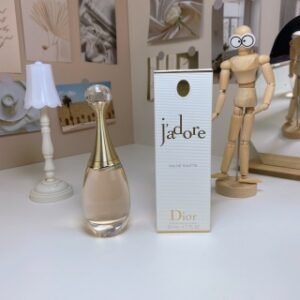 💹60✍️明通版本
迪奥真我淡香水50ml
Dior J'adore Eau de Toilette,2011
品牌：迪奥
属性：女香
香调：花香调
前调：柑橘橘子橙花油
中调：茉莉橙花依兰晚香玉玫瑰
后调：木质香香草