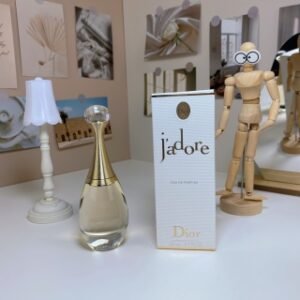 💹52✍️明通版本
迪奥浓香真我50ml
Dior J'adore,1999
品牌：迪奥
调香师：Calice Becker
属性：女香
香调：果香花香调
前调：梨香瓜木兰桃子橘子香柠檬
中调：茉莉铃兰晚香玉小苍兰玫瑰兰花李子
紫罗兰
后调：麝香香草黑莓雪松
