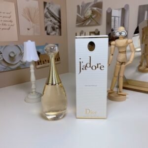 💹52✍️明通版本
 迪奥浓香真我100ml
Dior J'adore,1999
品牌：迪奥
调香师：Calice Becker
属性：女香
香调：果香花香调
前调：梨香瓜木兰桃子橘子香柠檬
中调：茉莉铃兰晚香玉小苍兰玫瑰兰花李子
紫罗兰
后调：麝香香草黑莓雪松