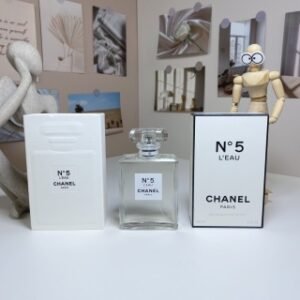 💹58✍️明通版本
香奈儿白色5号之水100ml
Chanel No 5 L'Eau,2016
品牌：香奈儿
调香师：Olivier Polge
属性：女香
香调：醛香花香调
前调：醛柠檬橙花油橘子橙子香柠檬青柠
中调：依兰茉莉玫瑰
后调：麝香鸢尾根雪松香草