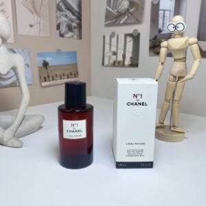 💹50✍️明通版本
香奈儿一号红色之水100ml
Chanel No1 de Chanel L'Eau Rouge,2022
品牌：香奈儿
调香师：Olivier Polge
属性：女香
香调：果香花香调
前调：红浆果柑橘
中调：玫瑰茉莉橙花
后调：麝香鸢尾花