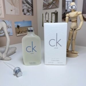 💹58✍️明通版本
CK白瓶ONE香水100ml/明通版
🔜 明通版.高质量❗🇺🇸 Calvin Klein/凯文克莱唯一100ml
Calvin Klein CK One,1994
品牌：凯文克莱
调香师：Alberto Morillas
Harry Fremont
属性：中性香
香调：芳香柑橘调
前调：柠檬绿叶香柠檬菠萝橘子小豆蔻木瓜
中调：铃兰茉莉紫罗兰肉豆蔻玫瑰鸢尾根
后调：绿叶麝香雪松檀香木橡木苔茶叶
琥珀