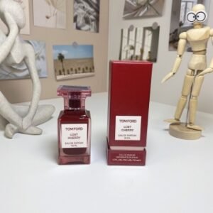 💹66✍️明通版本
TF失落樱桃香水50ml/明通版
🔜 明通版.高质量❗🇺🇸TOM FORD/汤姆·福特失落樱桃(落樱甜情)50ml
Tom Ford Lost Cherry,2018
品牌:汤姆福特
调香师:Louise Turner
属性:中性香
香调:花香东方调
前调:杏仁烈酒黑樱桃
中调:酸樱桃李子玫瑰茉莉
后调:零陵香豆香草肉桂秘鲁香脂
安息香脂檀香木公丁香雪松广藿香
香根草