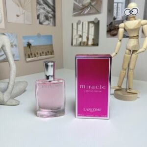 💹52✍️明通版本
新款兰蔻奇迹（真爱奇迹）30ml
Lancome Miracle
品牌：兰蔻
调香师：Harry Fremont
Alberto Morillas
属性：女香
香调：花香调
前调：荔枝小苍兰
中调：木兰胡椒生姜橘子茉莉
后调：茉莉麝香琥珀