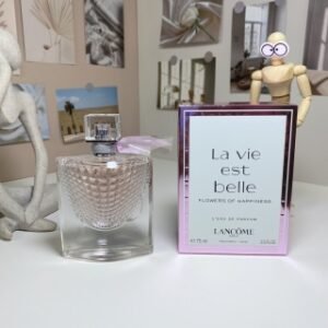 💹50✍️专柜版本
兰蔻美丽人生幸福之花75ml
Lancome La Vie Est Belle Flowers of Happiness,2018
品牌：兰蔻
调香师：Fanny Bal
Anne Flipo
Dominique Ropion
属性：女香
香调：果香花香调
前调：梨柑橘香柠檬
中调：牡丹玫瑰茉莉铃兰
后调：麝香檀香木