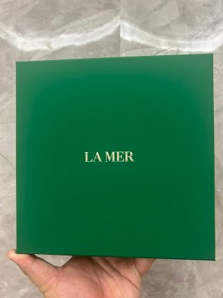💹230✍️明通版本
海蓝之谜水乳礼盒两件套,配礼袋❗️套装内含:新版海蓝之谜精粹水150ml+海蓝之谜精粹乳125ml.精粹水是海免版.精粹乳是明通版,市场独家质量,非市场流通货,一分钱一分货,送礼必备!