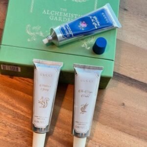 💹55✍️专柜版本，
古驰护手霜三件套50ml×3，配礼袋，两款可选🔜花意款(内含：冬之春，瑰之颂，花之初)，绮木款(内含：虎之眼，瑰之颂，夏之末)