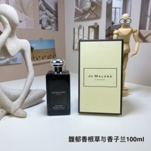 💹55✍️专柜版本，
24黑瓶新版 祖马龙 馥郁香根草与香子兰100ml
祖玛珑馥郁典藏系列
Jo Malone Vetiver Golden Vanilla,2020
品牌：祖马龙
调香师：Mathilde Bijaoui
属性：中性香
香调：木质东方调
气味：香草香根草小豆蔻茶叶葡萄柚