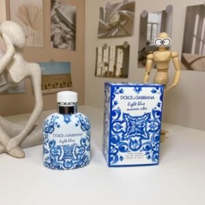 💹50✍️专柜版本
杜嘉班纳青花瓷/浅蓝男士夏日氛围版125ml
Dolce&Gabbana Light Blue Pour Homme Summer Vibes,2023
品牌：杜嘉班纳
属性：男香
香调：芳香木质调
前调：柠檬
中调：柏树
后调：琥珀木