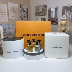 💹100✍️专柜版本
LV路易威登男士香水5件套*10ml 圆筒装,配专柜手提袋,🈚️喷头,抛光瓶
1⃣️浩瀚
2⃣️逍遥
3⃣️雷暴
4⃣️新域
5⃣️偶