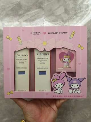 💹185✍️明通版本
悦薇水乳卡通礼盒三件套,清爽滋润两款可选,包含:水150ML+乳液100ML+盲盒1个,配手提袋!