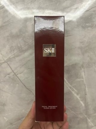 💹95✍️明通版本
SK-II清莹露230ML,新日期,对版对味,可过小红书真假对比图,瓶身logo通过反光有纹路,外包装logo立体,贴标logo一正一反,液体摇晃气泡密集,散的非常慢,市场独家质量,非流通货,供平台,明通公认版本
