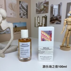 💹45✍️专柜版本
梅森·马丁马吉拉游乐场之夜100ml
Maison Margiela Funfair Evening,2012
品牌:梅森马吉拉
调香师:Marie Salamagne
Jacques Cavallier
属性:女香
香调:花果香美食调
前调:八角梨苹果苦橙叶橙花油
中调:橙花晚香玉玫瑰
后调:焦糖香草降龙涎香醚麝香