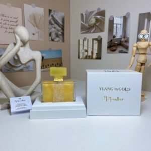 💹65✍️专柜版本
米卡勒夫金色依兰100ml
M.Micallef Ylang in Gold,2012
品牌：米卡勒夫
调香师：Jean Claude Astier
属性：女香
香调：花香东方调
前调：果香桃子荔枝鼠尾草蜜橘迷迭香艾蒿
天竺葵苦橙
中调：依兰檀香木薄荷木兰玫瑰铃兰
后调：香草椰子麝香橡木苔