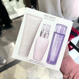 💹110✍️专柜版本
新版 黛珂紫苏三件套!内含:白泥洗面奶125ml,牛油果乳液150ml,紫苏水150ml。