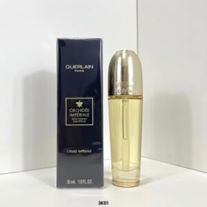 💹55✍️专柜版本
娇兰御廷兰花精华油30ml ) 3K01编码！娇兰御庭兰花珍萃精华油30ml，以油养肤！娇兰这款油真的是太好用了！yyds！特别适合需要抗衰的小姐姐混油熟龄肌肤！质地是油状，看起来油，但是上脸按摩一下瞬间吸收。早晚都可以使用，一次按压两泵就可以覆盖按摩全脸了。别看小小一瓶，使用用量也是很nice的，一瓶每天坚持使用也能用几个月。可以用做精华，也可以在彩妆加入进行滋润，也可以做面膜前的肌肤按摩油