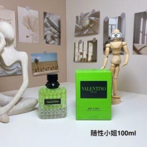 💹60✍️专柜版本
华伦天奴随性小姐香水100ml
🔜 一比一质量❗️华伦天奴随性小姐女士100ml
Valentino Donna Born in Roma Green Stravaganza,2024
品牌：华伦天奴
属性：女香
香调：木质花香调
前调：正山小种
中调：茉莉
后调：香草
