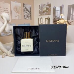 💹65✍️专柜版本
妮姗皮影戏100ml
Nishane Hacivat,2017
品牌:妮姗
香调:西普调
前调:菠萝葡萄柚香柠檬
中调:雪松广藿香茉莉
后调:橡木苔木质香
属性:中性香
调香师:Jorge Lee,Murat Katr
标签:木质柑橘苔藓水果