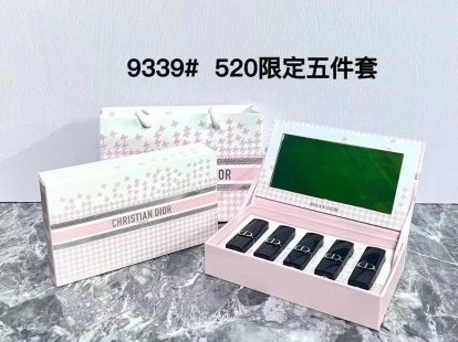 💹68✍️
24新款 迪奥磁吸蓝金口红小样五件套520限定款!内含:1.5g ×5。色号:丝绒999-720-888-777-840。
