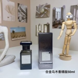 💹50✍️专柜版本
TF珍华乌木香精版香水50ml
🔜 一比一质量❗️汤姆·福特珍华乌木香精合金标50ml
Tom Ford Oud Wood Parfum,2024
品牌：汤姆福特
属性：中性香
香调：木质东方调
前调：小豆蔻粉红胡椒迷迭香
中调：檀香木广藿香沉香（乌木）香根草
后调：香草零陵香豆琥珀