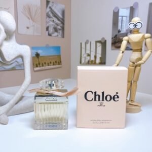 💹50✍️专柜版本
新版 蔻依同名淡香精（肉丝带）75ml
Chloe Chloe Eau de Parfum,2008
品牌：蔻依
调香师：Michel Almairac
Amandine Clerc-...
属性：女香
香调：花香调
前调：牡丹荔枝小苍兰
中调：玫瑰铃兰木兰
后调：雪松琥珀