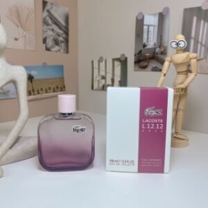 💹45✍️专柜版本
鳄鱼玫瑰之水粉色加强版100ml
Lacoste L.12.12.Rose Eau Intense,2023
品牌:鳄鱼
属性:女香
前调:橘子胡椒茶叶
中调:玫瑰棉花鸢尾花
后调:麝香雪松檀香木