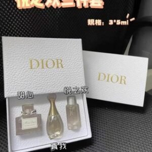 💹35✍️专柜版本
新版 迪奥JOY悦之欢香水小样三件套5ml×3,内含: joy香氛5ml,真我香氛5ml,甜心香氛5ml✔