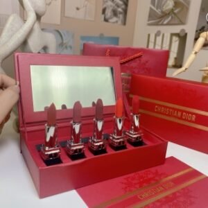 💹45✍️专柜版本
迪奥蓝金口红小样五件套 龙年经典款,内含:1.5g ×5。色号:999丝绒+720丝绒+777丝绒(新色)+772丝绒(新色)+840丝绒。