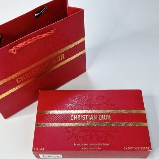 💹65✍️明通版本
迪奥蓝金口红小样五件套龙年经典-磁吸款!内含:1.5g ×5。色号:丝绒999-720-888-777-772。