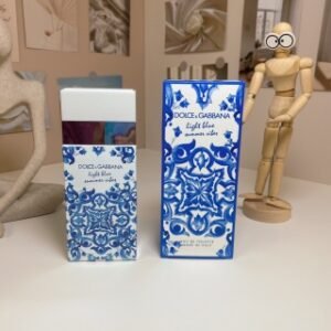 💹50✍️专柜版本
杜嘉班纳青花瓷女士/浅蓝夏日氛围版100ml
Dolce&Gabbana Light Blue Summer Vibes,2023
品牌：杜嘉班纳
属性：女香
香调：木质花香调
前调：香柠檬
中调：桃子
后调：雪松