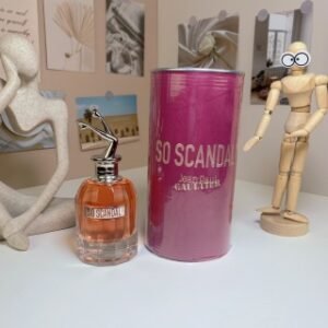 💹55✍️专柜版本
二代 高缇耶丑闻女士/美人腿80ml
Jean Paul Gaultier So Scandal!,2020
品牌：高缇耶
调香师：Daphne Bugey
Fabrice Pellegrin
属性：女香
香调：果香花香调
气味：树莓晚香玉橙花茉莉牛奶
