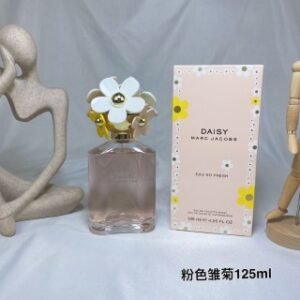 💹50✍️专柜版本
马克雅克布Daisy粉色清甜小雏菊花语女士淡香水125ml
香调：清甜花果香
前味：覆盆莓、红葡萄柚、青翠绿叶、洋梨
中味：紫萝兰、野生玫瑰、苹果花、荔枝、茉莉花瓣
后味：麝香、梅子、雪松